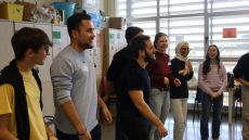 Grup de nois i noies somrient